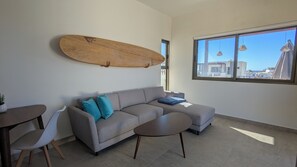 Smart-tv, een open haard, boeken en een stereo