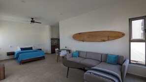 Smart-tv, pejs, bøger, stereoanlæg