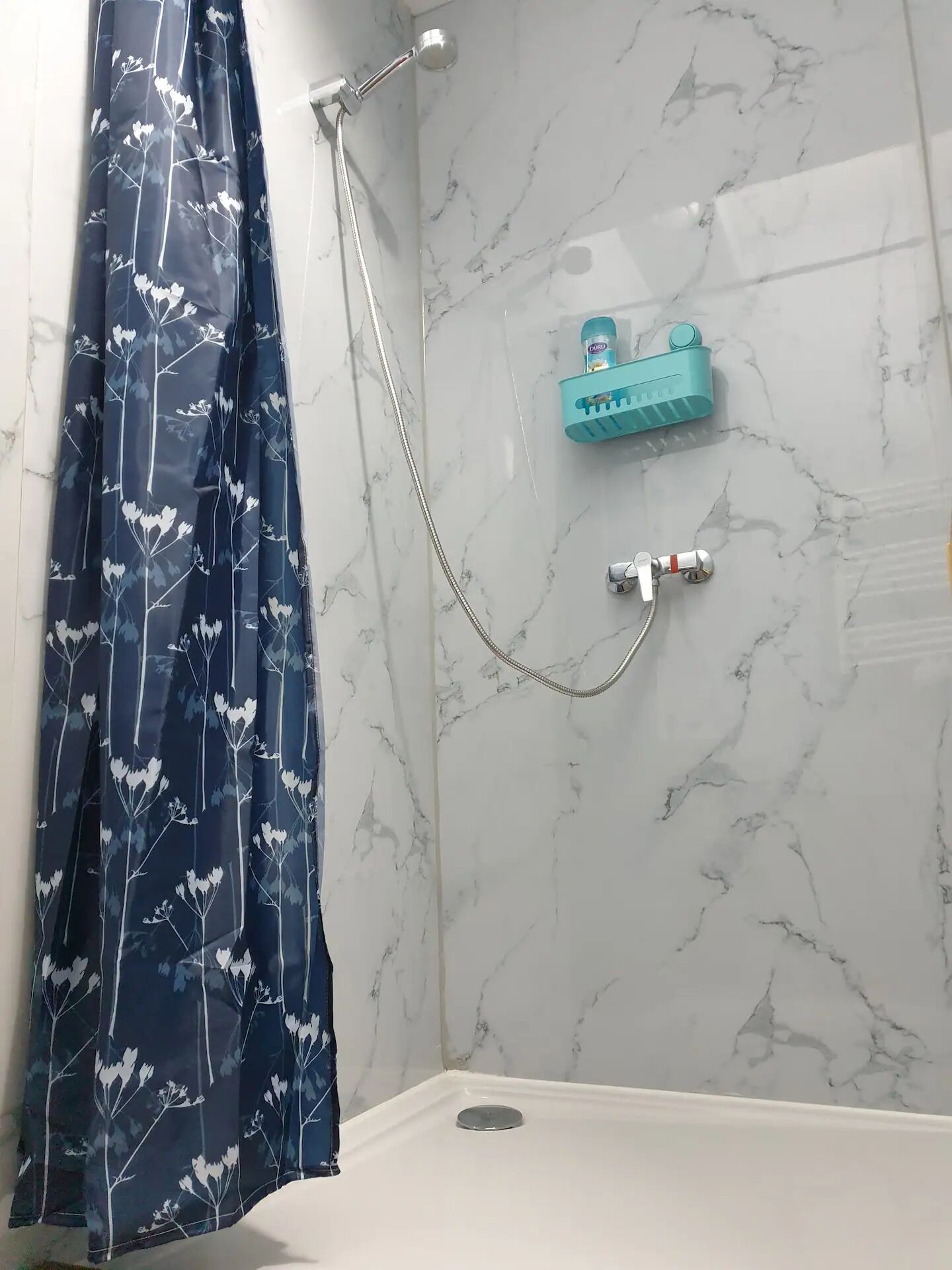 Een douche, een haardroger, handdoeken, zeep