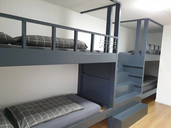 4 Schlafzimmer, Schreibtisch, BĂŒgeleisen/BĂŒgelbrett, kostenloses WLAN