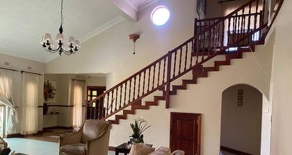 Luxurious 4 bed With Pool in Helensvale - 2255