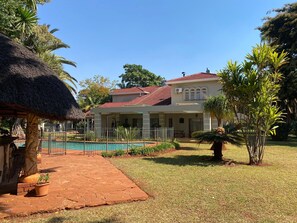 Apartment | 4 bedrooms - Luxurious 4 bed With Pool in Helensvale - 2255 (Harare)