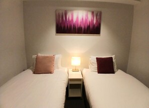 3 عدّة غرف نوم ومكتب ومكواة/لوح كي وسرير سفر