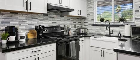 Kühlschrank, Mikrowelle, Ofen, Herdplatte