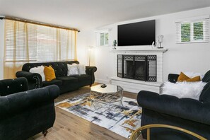 TV connectée, cheminée, jeux vidéo, table de tennis de table