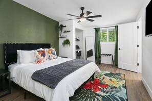 6 slaapkamers, een bureau, een strijkplank/strijkijzer, reisbedje