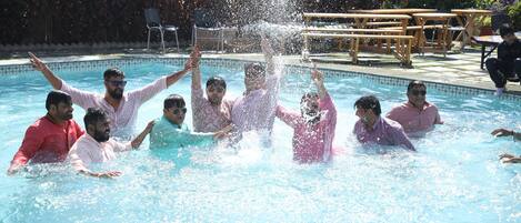 2 piscines extérieures