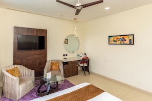 Luksushuone | Tallelokero huoneessa, työpöytä, ilmainen Wi-Fi, vuodevaatteet