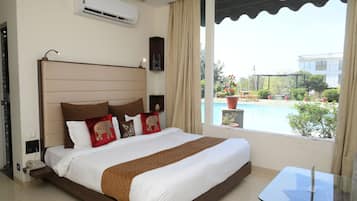 Kamar Double Premium, pemandangan kolam renang | Brankas, meja kerja, Wi-Fi gratis, dan seprai linen