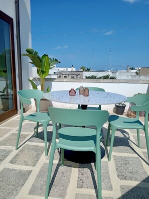 Outdoor dining - White palace apartment near Gallipoli (Alliste)