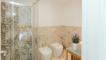 Dusche, Haartrockner, Bidet, Handtücher