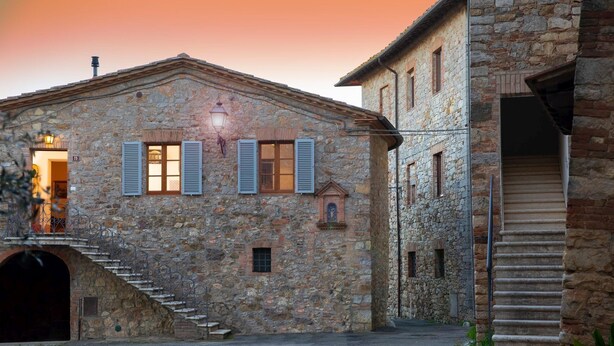 A stone building with a staircase leading to a door marked '19'. - Villa Delizia, ArcenoRentalsClub, house in Chianti with garden, Concierge, Wifi (Villa A Sesta)