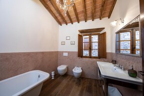 Een douche, een haardroger, een bidet, handdoeken