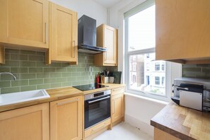 Geladeira, micro-ondas, fogão, lava-louças