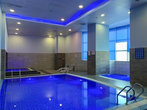 Innendørsbasseng og et oppvarmet basseng