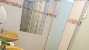 Comfort Shared Dormitory | Bilik Mandi