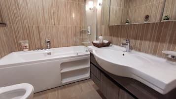 Douche, baignoire Ă jets, sĂšche-cheveux, serviettes fournies