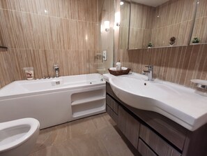 Douche, baignoire à jets, sèche-cheveux, serviettes fournies