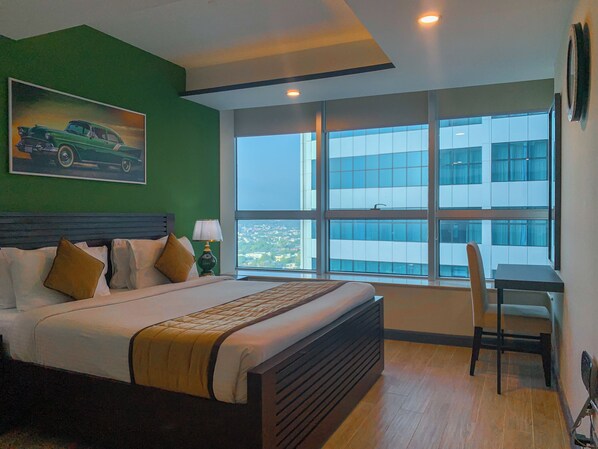 Tabla de planchar con plancha, wifi y ropa de cama