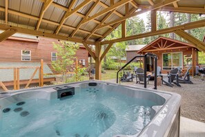 Terrace/patio - Hot Tub, Deck & Game Room: Cle Elum Cabin! (Cle Elum)