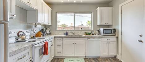 Kylskåp, mikrovågsugn, ugn och diskmaskin