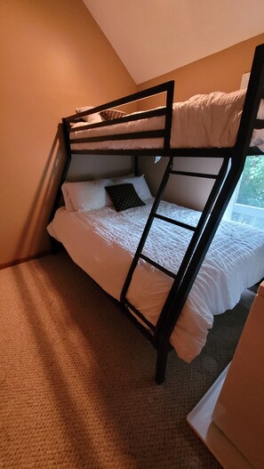 1 habitación, tabla de planchar con plancha y cuna de viaje 