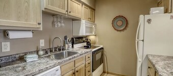 Cool & Quiet Condo–Walk to Town, AC & Balcony. Across street from Holiday Resort