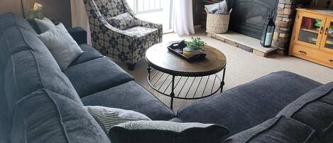 Televisor intel·ligent, llar de foc, reproductor de DVD i llibres