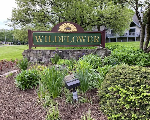 Quiet & Cozy Condo–Walk to Town,fireplace ,free shuttle 2 holiday valley resort