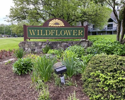Quiet & Cozy Condo. Cool A/C & streaming. Walk to town & Holiday Valley