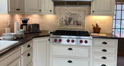 Charming 2-bedroom cottage in enchanting Erin with AC, WiFi