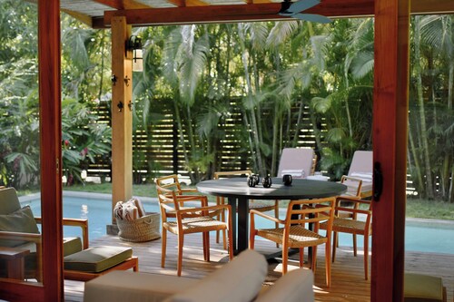 Chic surf and yoga villa 2-minute walk to beach
