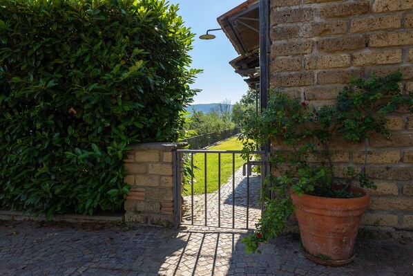 Property grounds - Olivetello - Suite - One Bedroom Guest House, Sleeps 3 (Trevignano Romano)