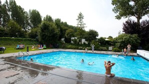 Una piscina con gente.