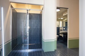 Dusche, Haartrockner, Bidet, Handtücher