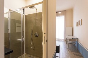 Regadera, secadora de cabello, bidet, toallas