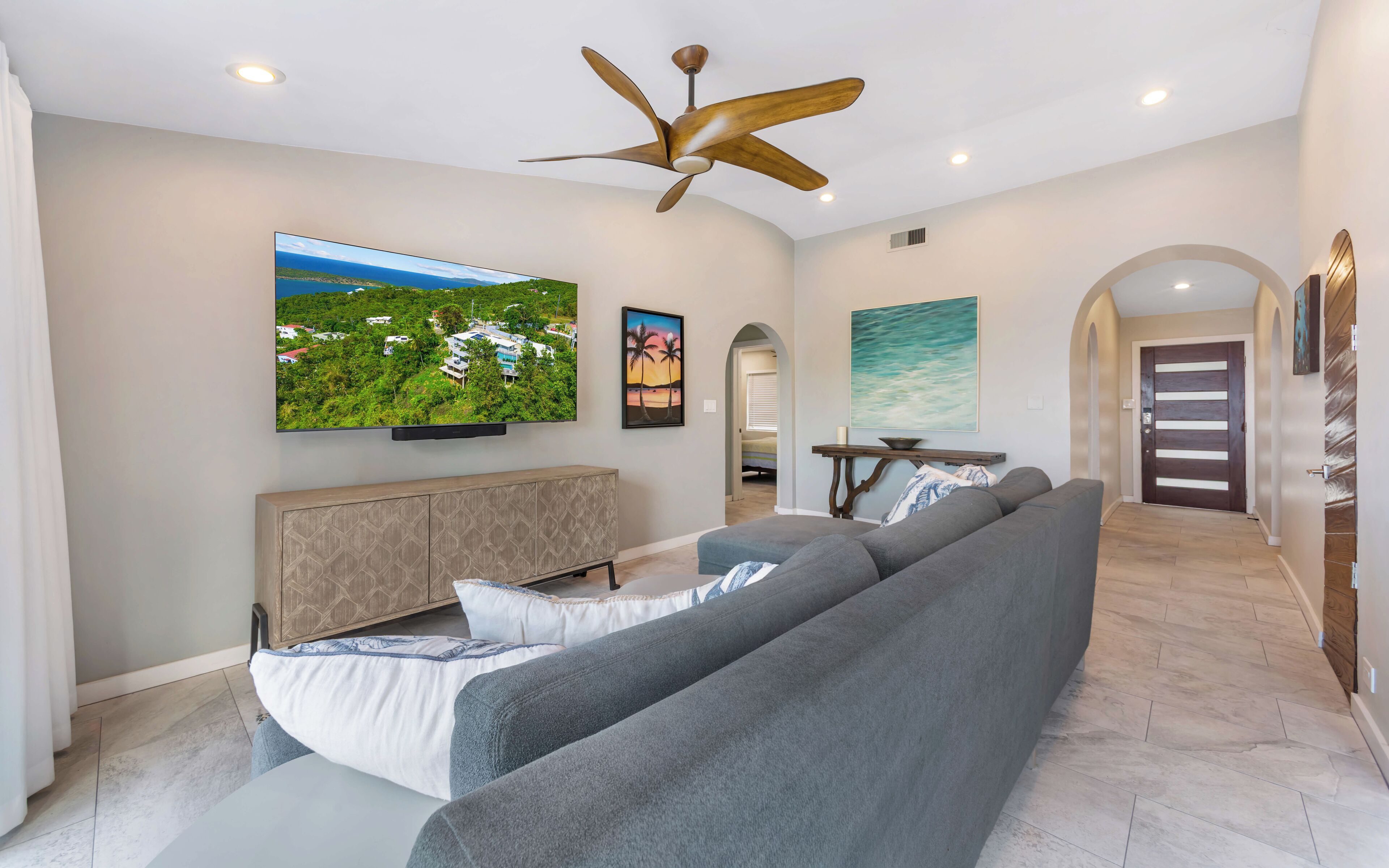 Smart-TV, DVD-Player, Stereoanlage, Arbeitsbereiche