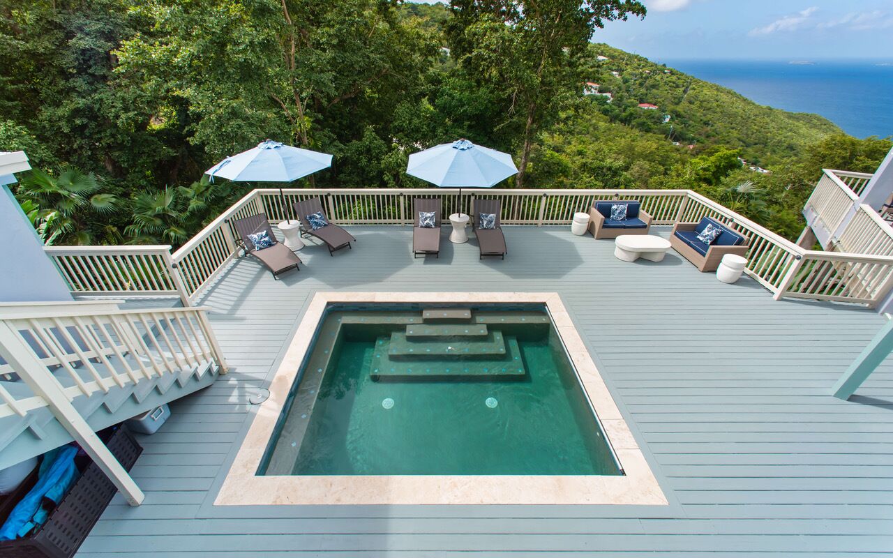 Una piscina al aire libre, una piscina climatizada