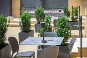 Outdoor dining - Holiday apartment with air conditioning and internet (Manerba del Garda)