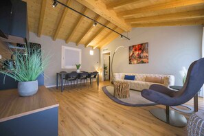 Living area - Holiday apartment with balcony, air conditioning and internet (Manerba del Garda)