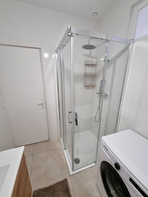Dusche, Handtücher, Seife, Shampoo
