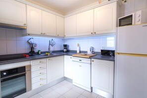 Kühlschrank, Mikrowelle, Ofen, Geschirrspüler