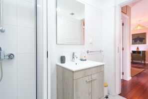 Doccia, asciugacapelli, asciugamani, sapone
