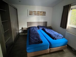 3 habitaciones, muebles diferentes y ropa de cama 