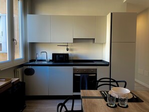 Kühlschrank, Mikrowelle, Ofen, Herdplatte