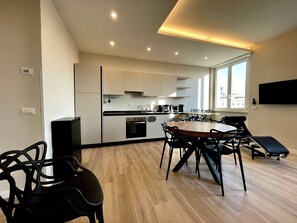Geladeira, micro-ondas, fogão, cooktop