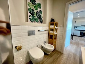 Douche, sèche-cheveux, bidet, serviettes fournies