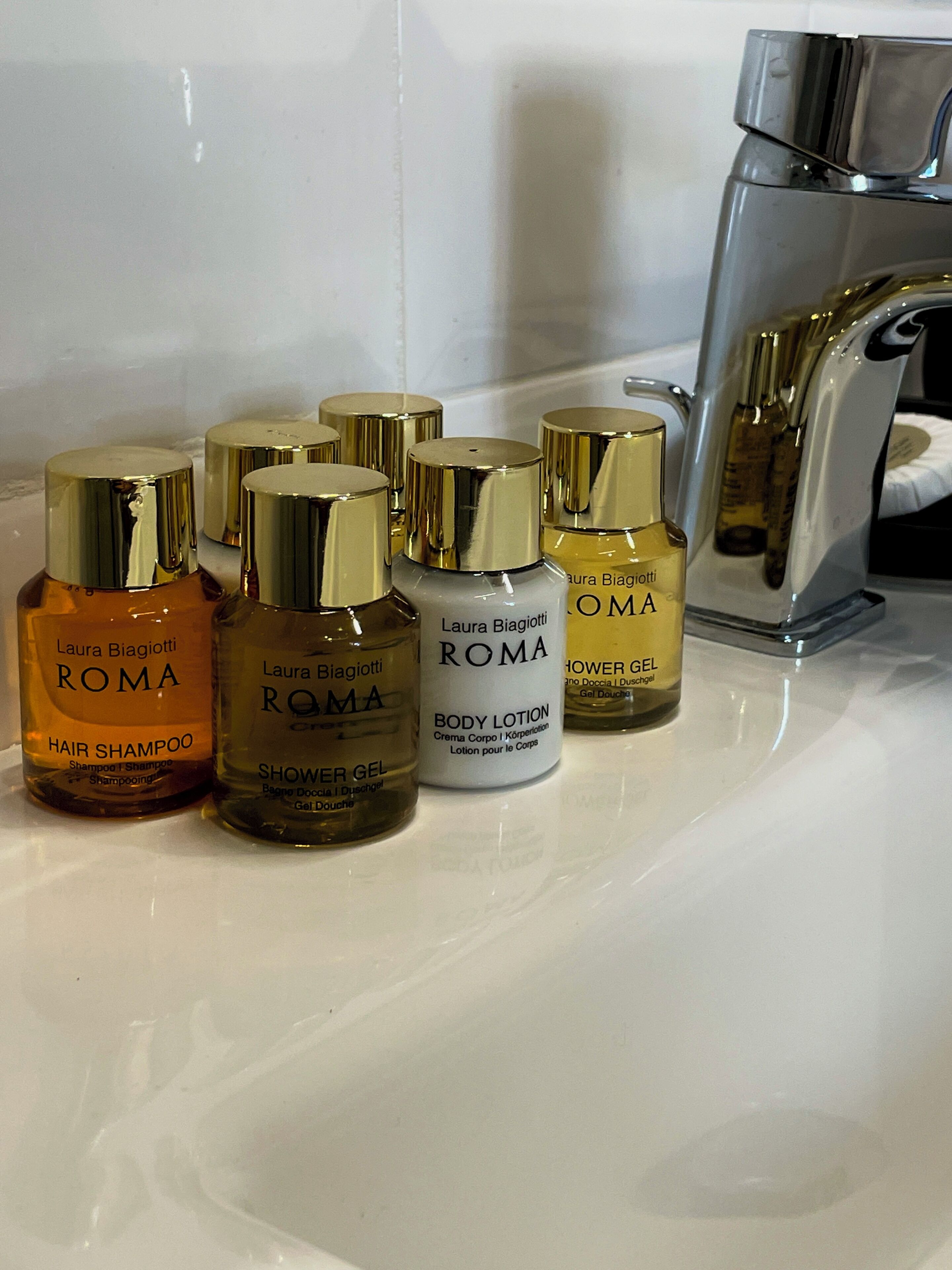 Douche, sèche-cheveux, bidet, serviettes fournies