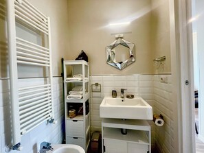 Dusche, Haartrockner, Bidet, Handtücher