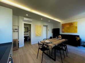 Dining - Your home in Rome
4 Rooms & 4 Elements
Spacious penthouse for 12 guests
(Roma)